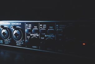 Beitragsbild Audio-Interface, A/D-Wandler für YouTube Videos und Audio Podcasts - Die richtige Audio-Interface Auswahl Ratgeber